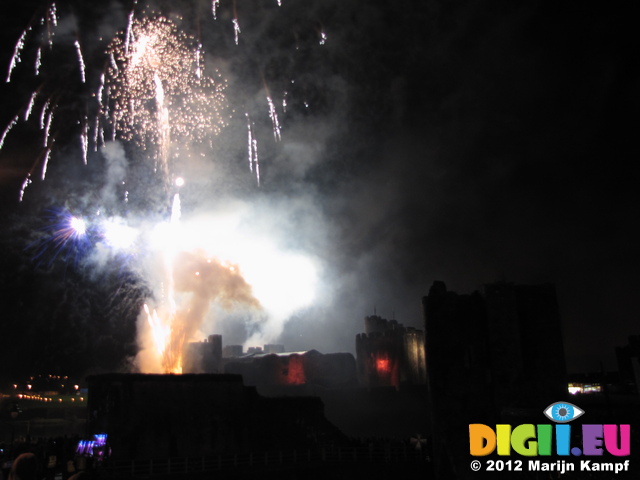 SX25059 Big fireworks over Caerphilly castle